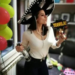 Adriana Torrebejano en la fiesta de cumpleaños mexicana de Blas Cantó