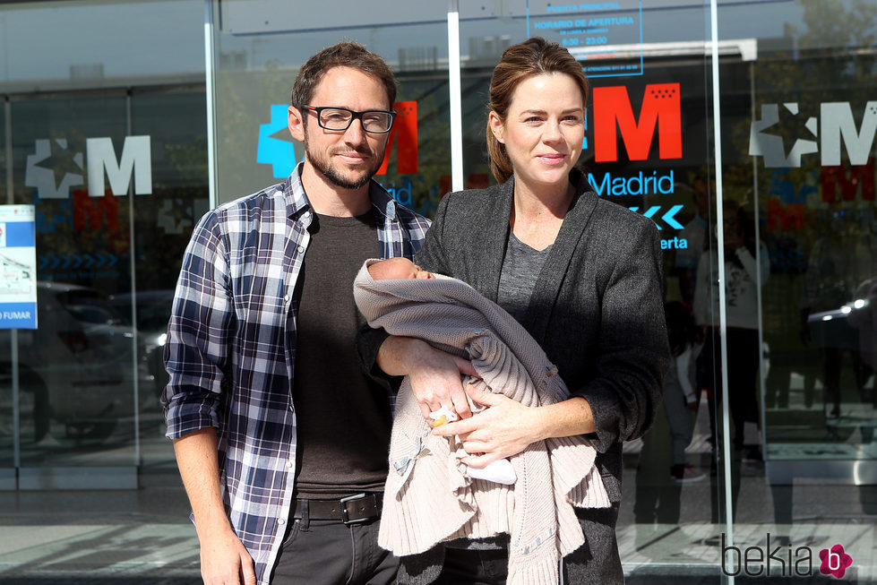 Amelia Bono y Manuel Martos presentando a su hijo Jaime a su salida del hospital