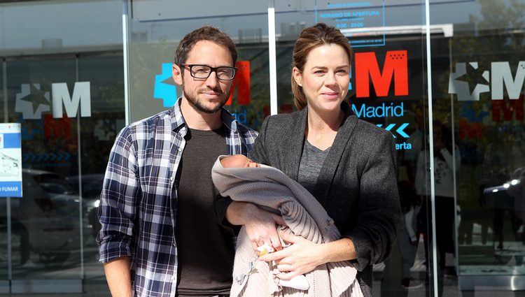 Amelia Bono y Manuel Martos presentando a su hijo Jaime a su salida del hospital