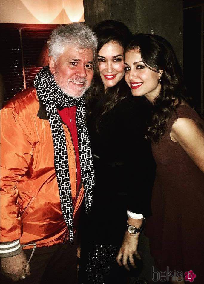 Pedro Almodóvar y Vicky Martín Berrocal celebrando el cumple de Hiba Abouk