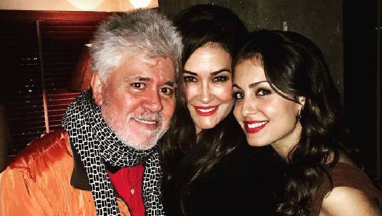 Pedro Almodóvar y Vicky Martín Berrocal celebrando el cumple de Hiba Abouk