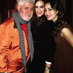 Pedro Almodóvar y Vicky Martín Berrocal celebrando el cumple de Hiba Abouk