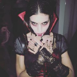 Melissa Jiménez disfrazada de vampiresa por Halloween 2016