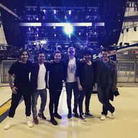 Javián, Naím Thomas, David Bisbal, Juan Camus, Alejandro Parreño y Manu Tenorio posan con el escenario de fondo