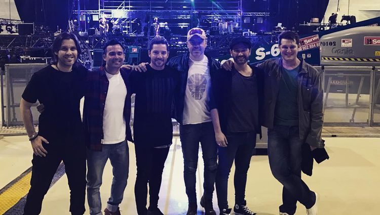 Javián, Naím Thomas, David Bisbal, Juan Camus, Alejandro Parreño y Manu Tenorio posan con el escenario de fondo