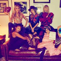 Taylor Swift y Gigi Hadid celebran Halloween 2016 junto a unas amigas