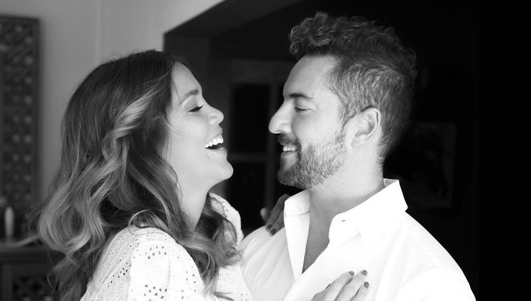 David Bisbal y Rosanna Zanetti mirándose con mucha complicidad entre risas