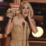 Carrie Underwood con su premio en los CMA Awards 2016