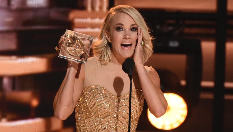 Carrie Underwood con su premio en los CMA Awards 2016