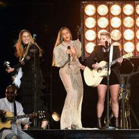 Beyoncé actuando con Dixie Chicks en los CMA Awards 2016