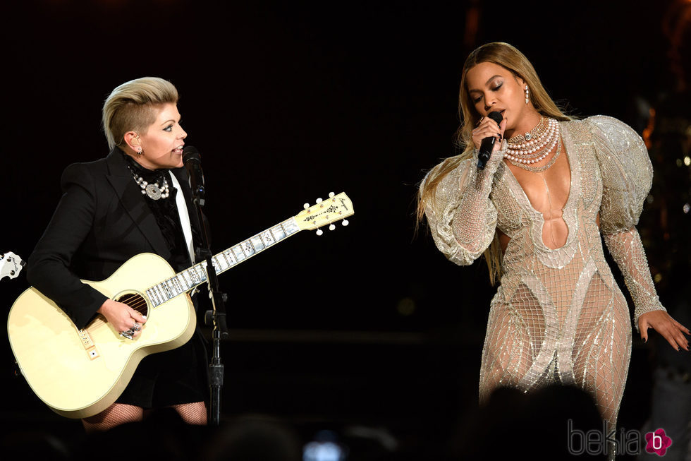 Beyoncé y Natalie Maines en los CMA Awards 2016