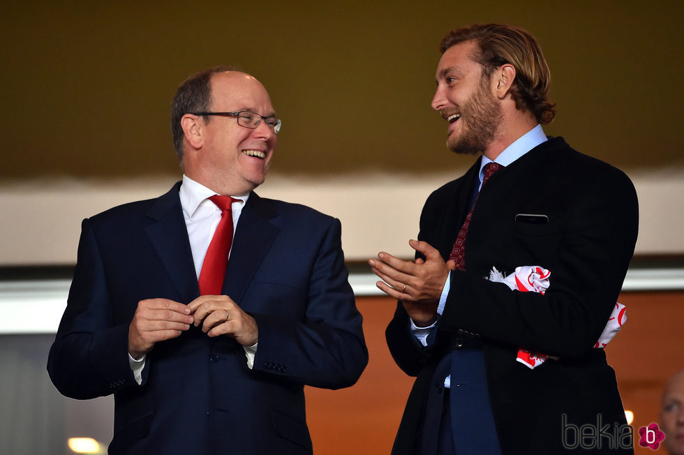 Pierre Casiraghi y Alberto de Mónaco en el partido que enfrentó al Mónaco contra el CSKA Moscú