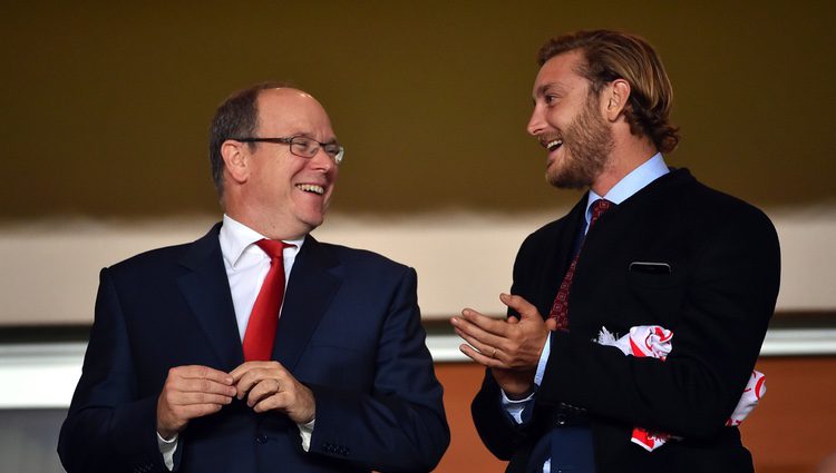 Pierre Casiraghi y Alberto de Mónaco en el partido que enfrentó al Mónaco contra el CSKA Moscú