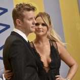 Miranda Lambert mirando a Anderson East en los CMA Awards 2016