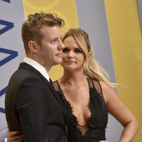 Miranda Lambert mirando a Anderson East en los CMA Awards 2016