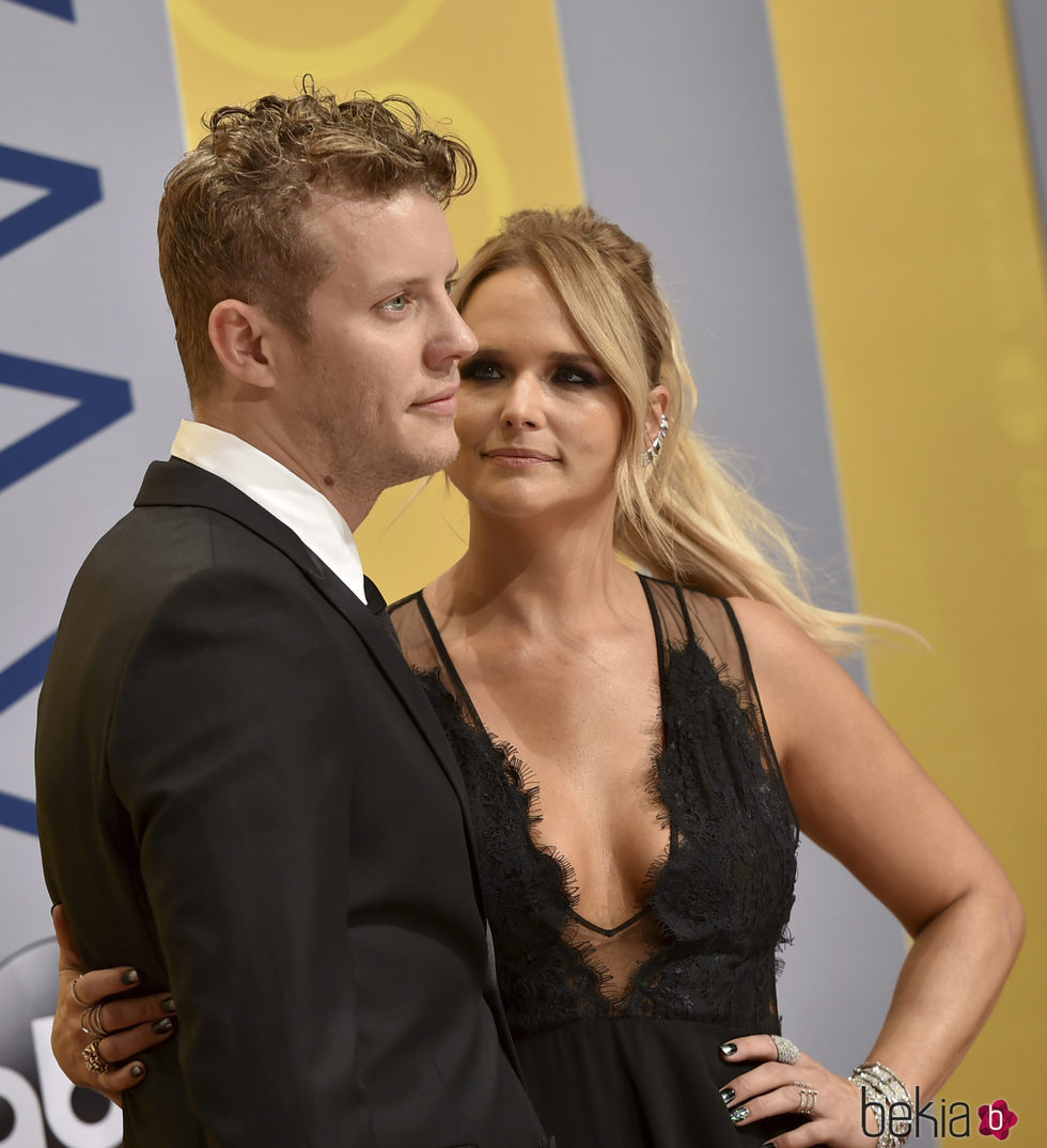 Miranda Lambert mirando a Anderson East en los CMA Awards 2016