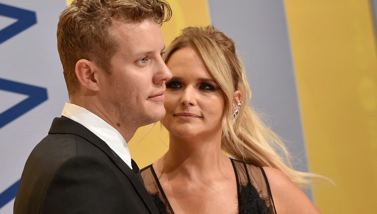 Miranda Lambert mirando a Anderson East en los CMA Awards 2016