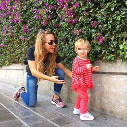 Yoli de 'GH 15', junto a su hija Valeria dando un paseo