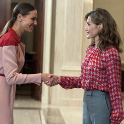 La Reina Letizia recibiendo a Eva González en audiencia en La Zarzuela