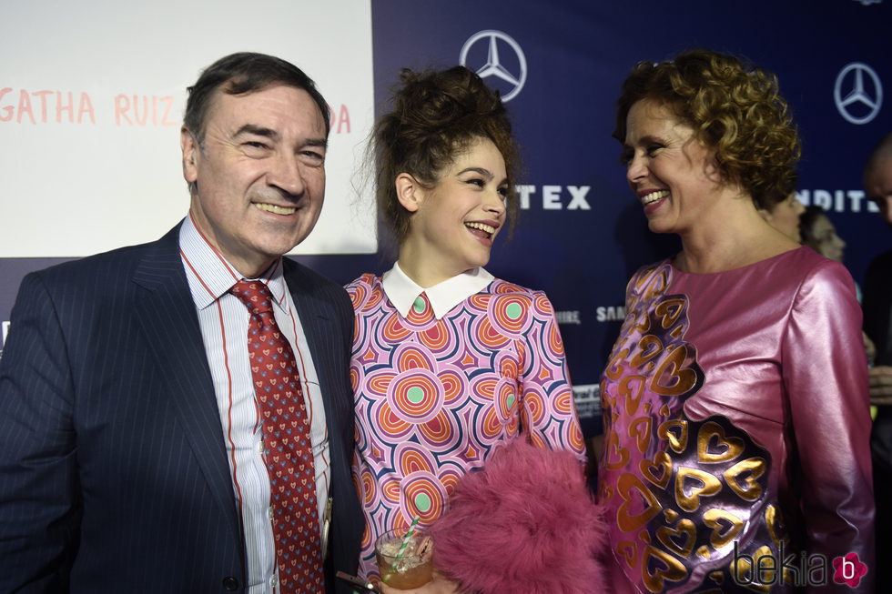 Ágatha Ruiz de la Prada y Pedro J. Ramírez con su hija Cósima en Madrid Fashion Week