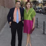 Ágatha Ruiz de la Prada y Pedro J. Ramírez llegando a un acto público en Madrid