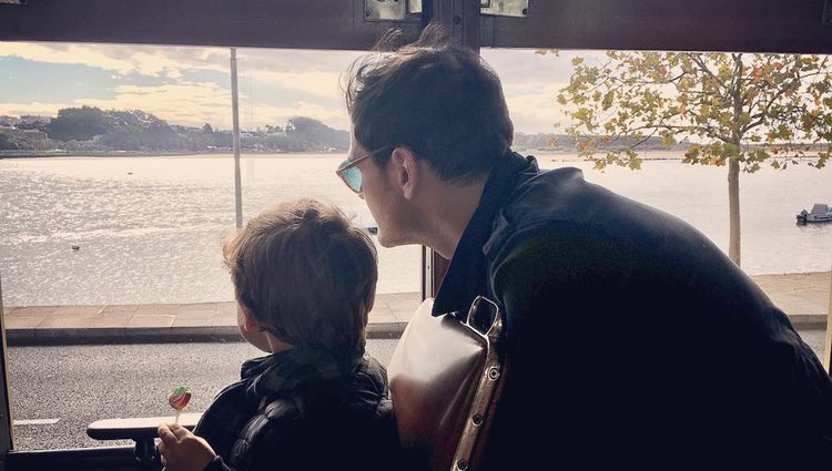 Iker Casillas con su hijo Martín en el tranvía de Oporto