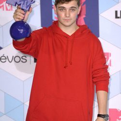 Martin Garrix presumiendo de su galardón en los MTV EMA 2016