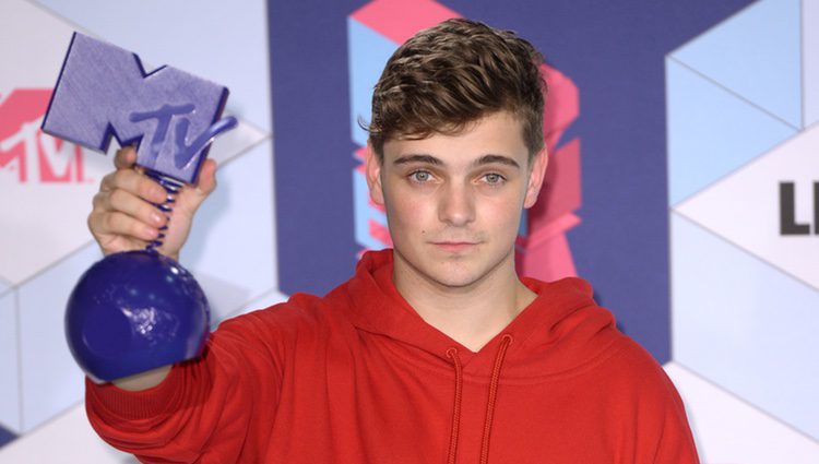 Martin Garrix presumiendo de su galardón en los MTV EMA 2016