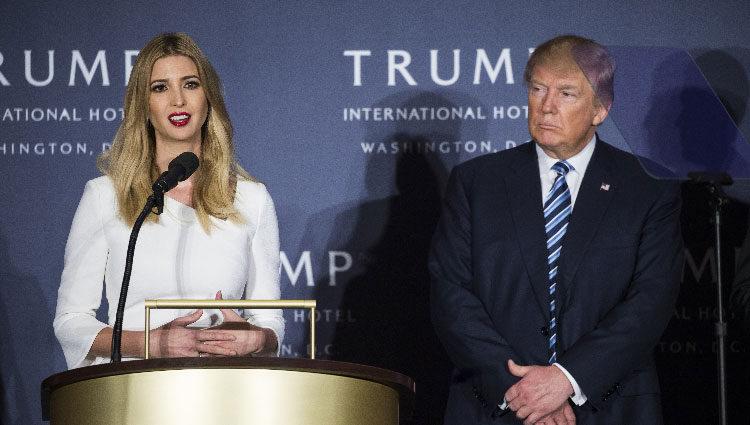 Ivanka y su padre Donald Trump en un meeting