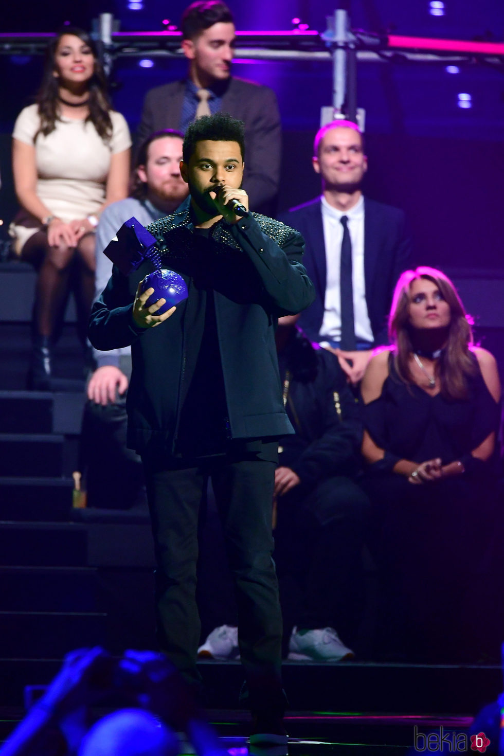 The Weeknd recogiendo su galardón en los MTV EMA 2016