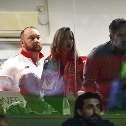 Emilia Clarke, David Benioff, Hafthor Júlíus Björnsson y Peter Dinklage viendo al Sevilla