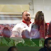 Emilia Clarke, David Benioff, Hafthor Júlíus Björnsson y Peter Dinklage viendo al Sevilla