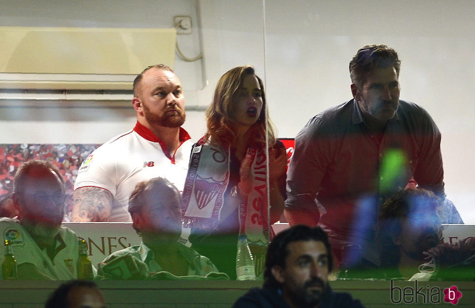 Emilia Clarke, David Benioff, Hafthor Júlíus Björnsson y Peter Dinklage viendo al Sevilla