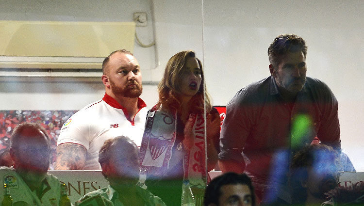 Emilia Clarke, David Benioff, Hafthor Júlíus Björnsson y Peter Dinklage viendo al Sevilla