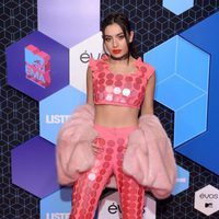 Charli XCX en la alfombra roja de los MTV EMA 2016