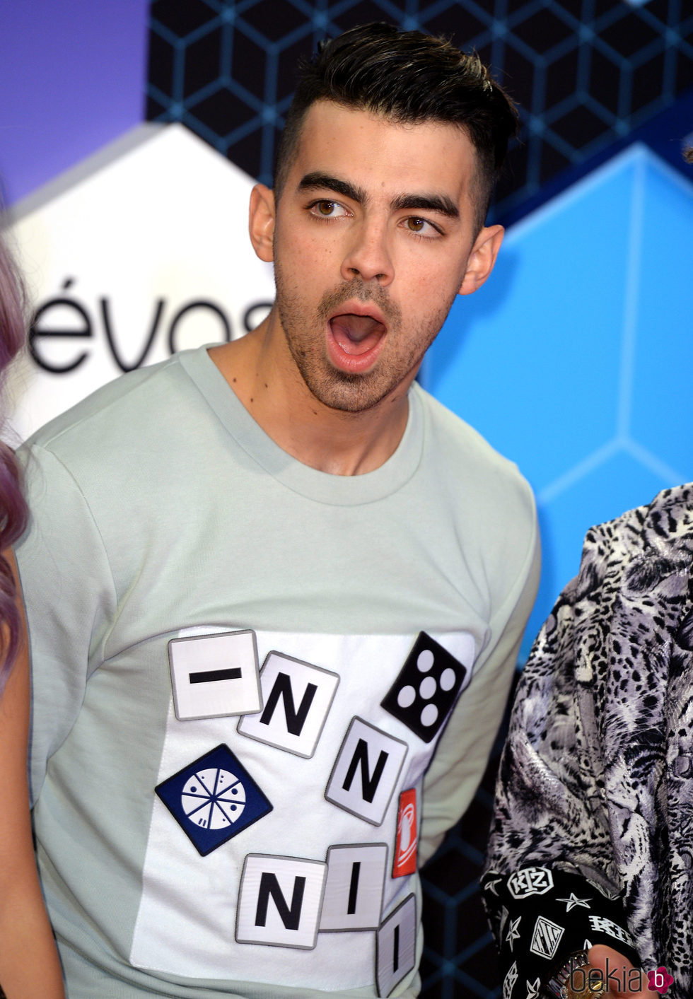 Joe Jonas abriendo la boca mientras posaba en la alfombra roja de los MTV EMA 2016