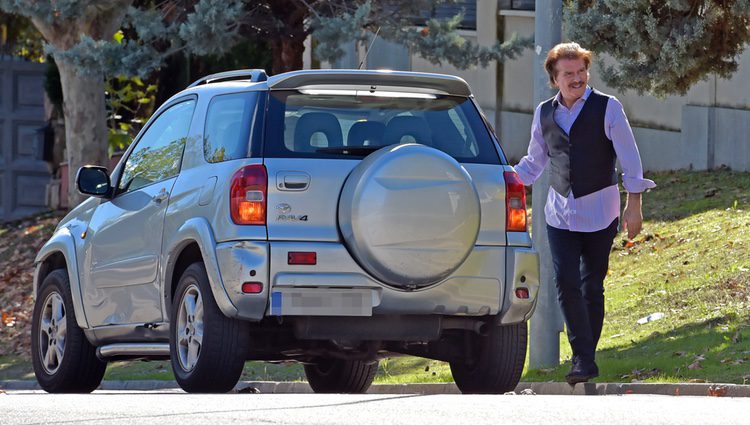 Bigote Arrocet junto a su coche al salir de casa de María Teresa Campos