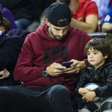 Primera imagen de Milan Piqué junto a su padre Gerard Piqué tras recibir el alta hospitalaria