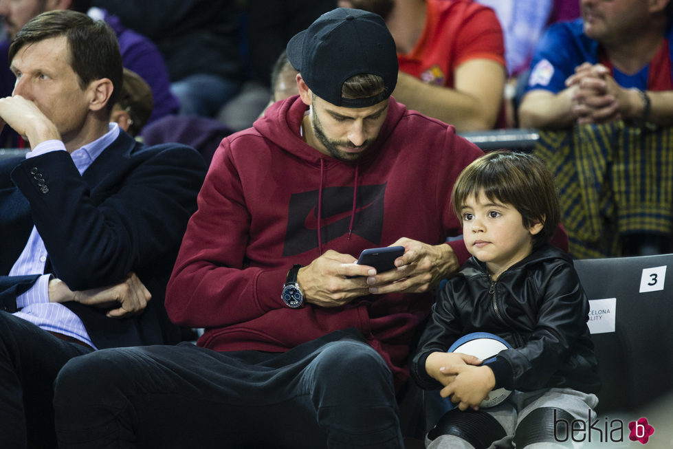 Primera imagen de Milan Piqué junto a su padre Gerard Piqué tras recibir el alta hospitalaria