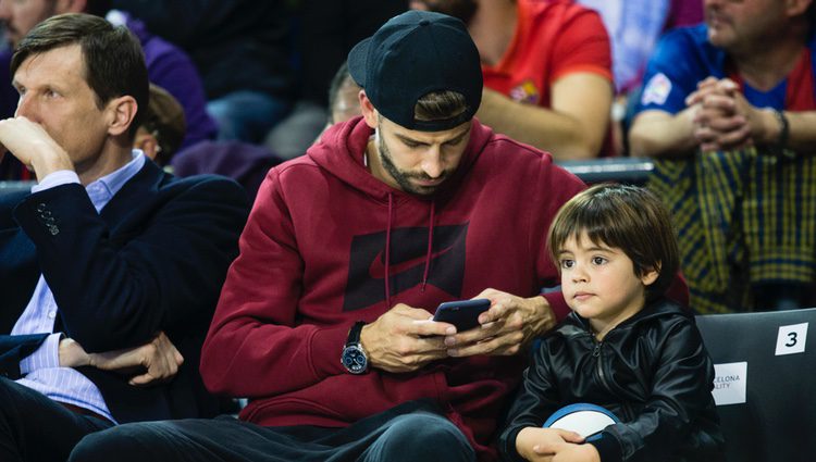 Primera imagen de Milan Piqué junto a su padre Gerard Piqué tras recibir el alta hospitalaria