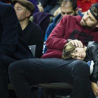 Milan Piqué apoya la cabeza junto a su padre Gerard Piqué en un partido de baloncesto