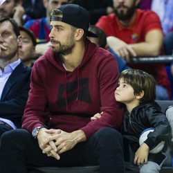 Milan Piqué en el baloncesto con Gerard Piqué tras recibir el alta hospitalaria