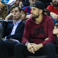 Milan Piqué en el baloncesto con Gerard Piqué tras recibir el alta hospitalaria