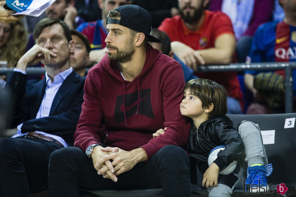 Milan Piqué en el baloncesto con Gerard Piqué tras recibir el alta hospitalaria