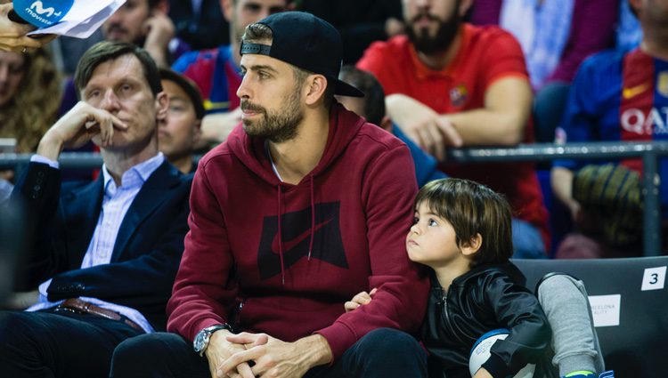 Milan Piqué en el baloncesto con Gerard Piqué tras recibir el alta hospitalaria