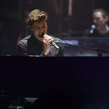 Shawn Mendes al piano durante su actuación en los MTV EMA 2016