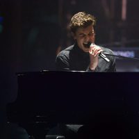 Shawn Mendes al piano durante su actuación en los MTV EMA 2016