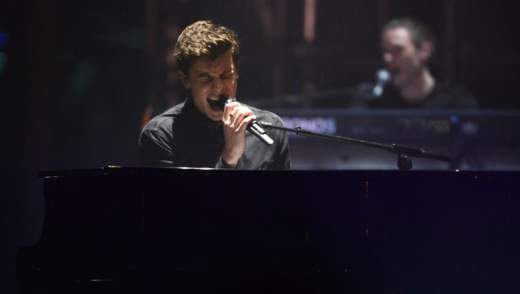 Shawn Mendes al piano durante su actuación en los MTV EMA 2016