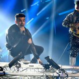 Joe Jonas durante su actuación con su banda DNCE en los MTV EMA 2016