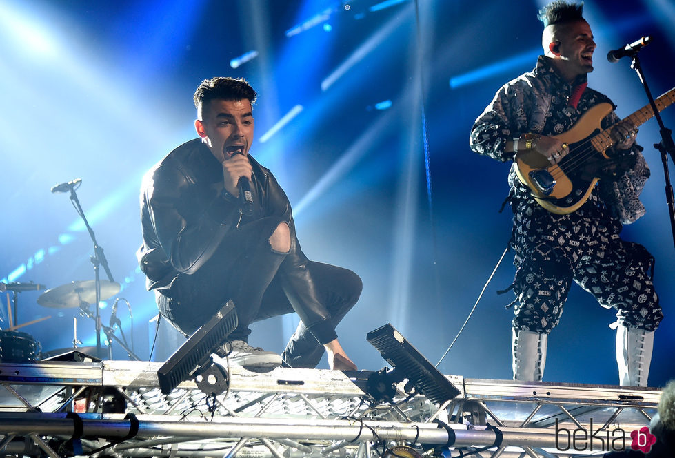 Joe Jonas durante su actuación con su banda DNCE en los MTV EMA 2016